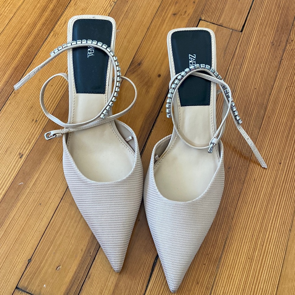 Pointed toe kitten heel with diamond strap.